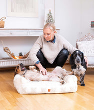 Laden Sie das Bild in den Galerie-Viewer, dog bed Protects joints and supports the spine
