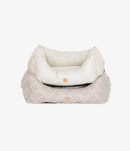 Load image into Gallery viewer, multi color pet beds online - Pet &amp; Co,
